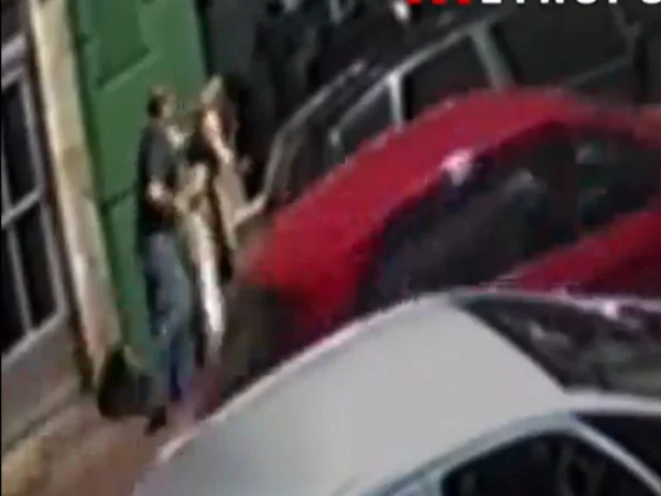 Imagem colorida mostra momento em que homem que passeava com cachorro dá cabeçada em nutricionista em São Caetano - Metrópoles