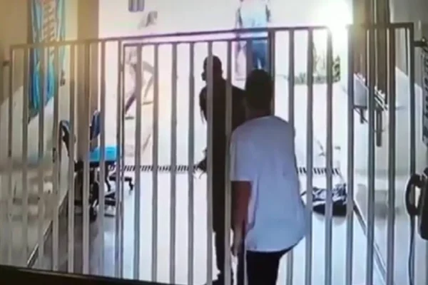 Jovem é esfaqueado em porta de escola por encarar agressor. Vídeo