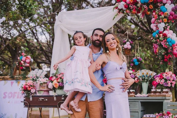 Sofia Jardim Santos completa quatro anos com piquenique divertido