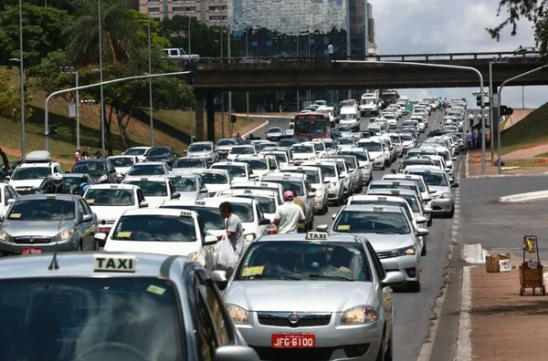 DF: táxis poderão ter 8 anos e vão aceitar cartão de débito e crédito