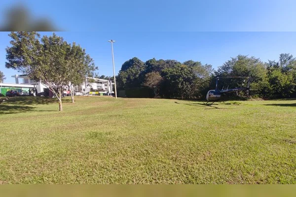 Helicóptero pousa entre residências e comércio no Lago Sul para cliente almoçar