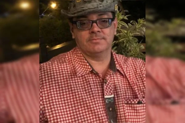 Homem usando chapéu e óculos