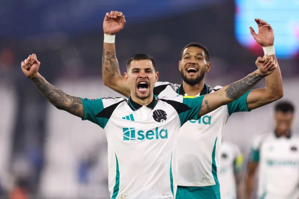 Imagem colorida de Bruno Guimarães e Joelinton no Nwcastle - Metrópoles