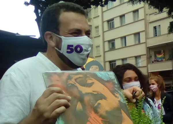 Na Santa Cecília, Boulos debate Minhocão, ganha planta e disco do Belchior
