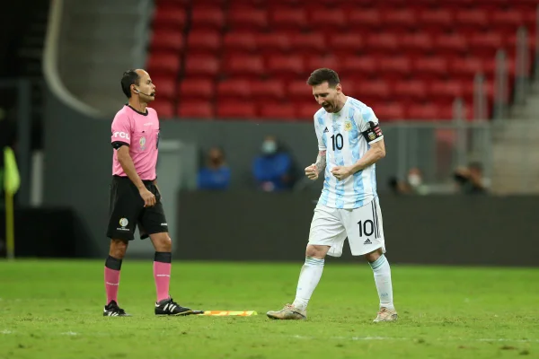 Semi no Mané teve treinador irritado e Messi sangrando: veja resumo