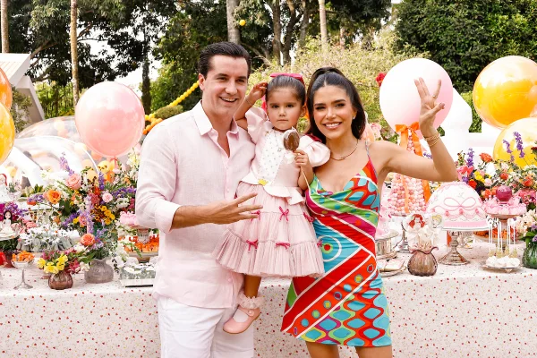 Maria Sofia Canhedo Pessoa comemora 3 aninhos rodeada de princesas