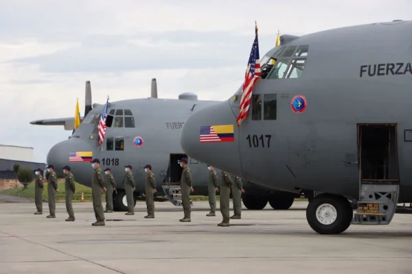 Imagem colorida mostra modelo de avião militar que caiu na Colômbia - Metrópoles