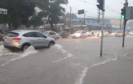 Vídeo. Chuvas voltam a assustar, e Pernambuco emite alerta sobre risco