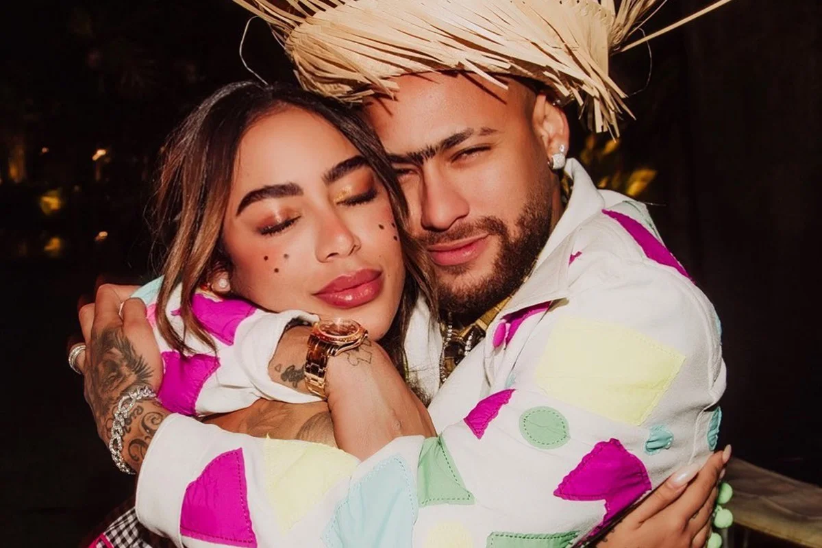Rafaella Santos e Neymar posam abraçados Rafaella Santos e Neymar posam abraçados