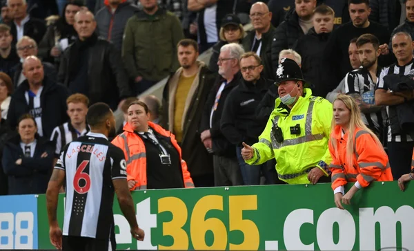 Jogador e médicos salvam vida de torcedor e são ovacionados na Premier League