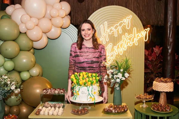 Zoe Martínez comemora aniversário em festa prestigiada por autoridades