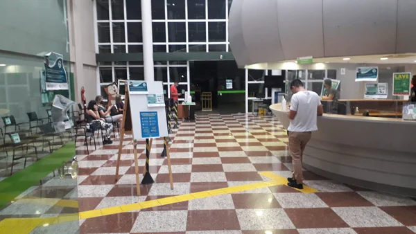 No saguão do IFB, pais aguardam filhos que fazem prova do Enem