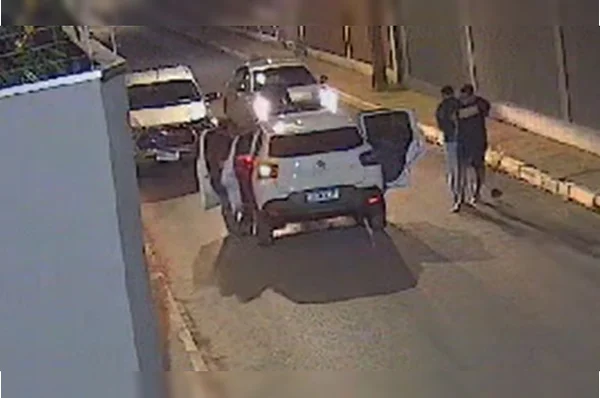 Foto colorida de carro parado abordado com os bandidos