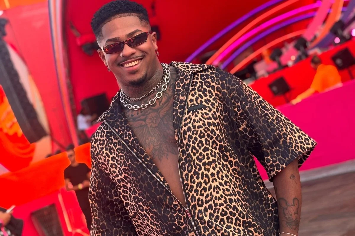 Yuri Costa, ex-bailarino de Ludmilla, posa sorridente nos bastidores do Numanice Yuri Costa, ex-bailarino de Ludmilla, posa sorridente nos bastidores do Numanice