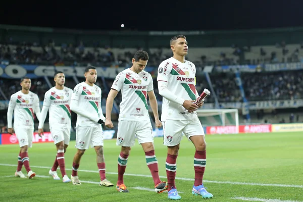 Imagem colorida dos jogadores do Fluminense perfilados - Metrópoles