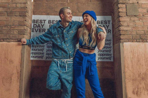 Dupla de modelos brancos com peças de street wear