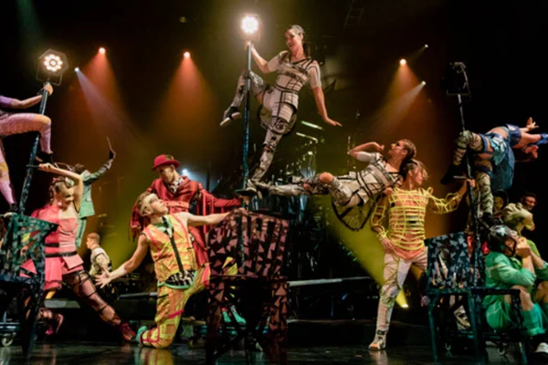 Imagem colorida de integrantes do Cirque du Soleil - Metrópoles