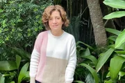Miriam Leitão posa de look rosa e branco Miriam Leitão posa de look rosa e branco