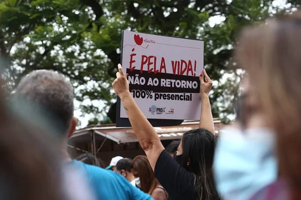Manifestação dos professores contra o retorno das aulas 100% presenciais no DF