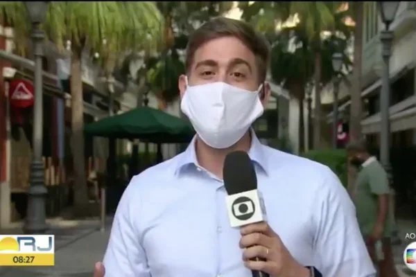 Imagem do repórter Erick Rianelli apresentando telejornal na TV Globo | Metrópoles