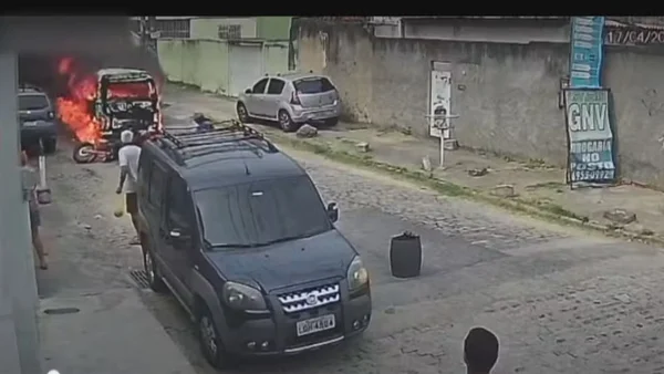 Imagem colorida de momento de acidente envolvendo motociclista e kombi em chamas - Metrópoles
