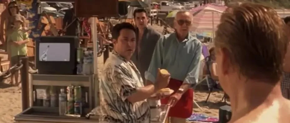 X-Men (2000): sua primeira participação no Universo Marvel no cinema foi como um vendedor de hot dog no filme X-Men X-Men (2000): sua primeira participação no Universo Marvel no cinema foi como um vendedor de hot dog no filme X-Men