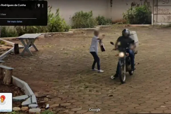 Imagem mostra momento capturado pelo carro do Google Street View - Metrópoles