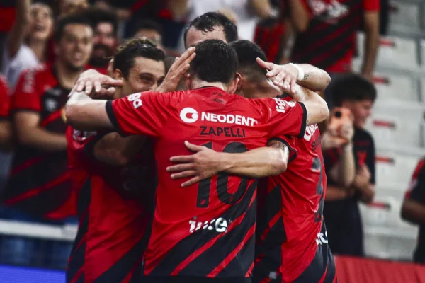 athletico goleia santos que ainda foge do rebaixamento