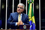Senador Eduardo Girão disse que vai "aplaudir Lula" se o presidente vetar o aumento do numero de deputados
