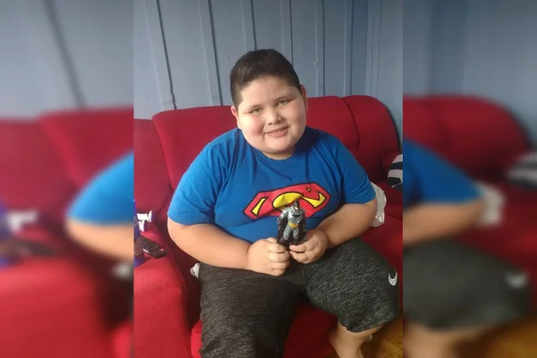 Menino de 7 anos luta contra doença rara no Paraná e família pede ajuda