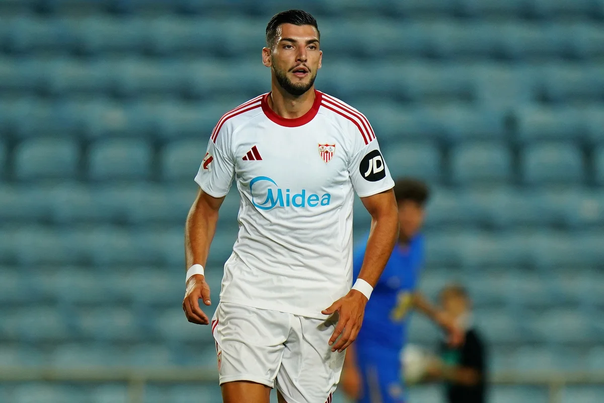 Foto colorida de Rafa Mir, com a camisa do Sevilla - Metrópoles