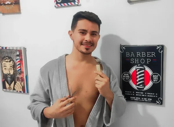 Cearense cria barbearia em Fortaleza com funcionários e clientes nus