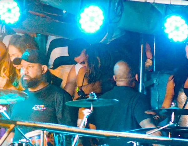 Lexa e Ricardo Vianna beijando - Metrópoles
