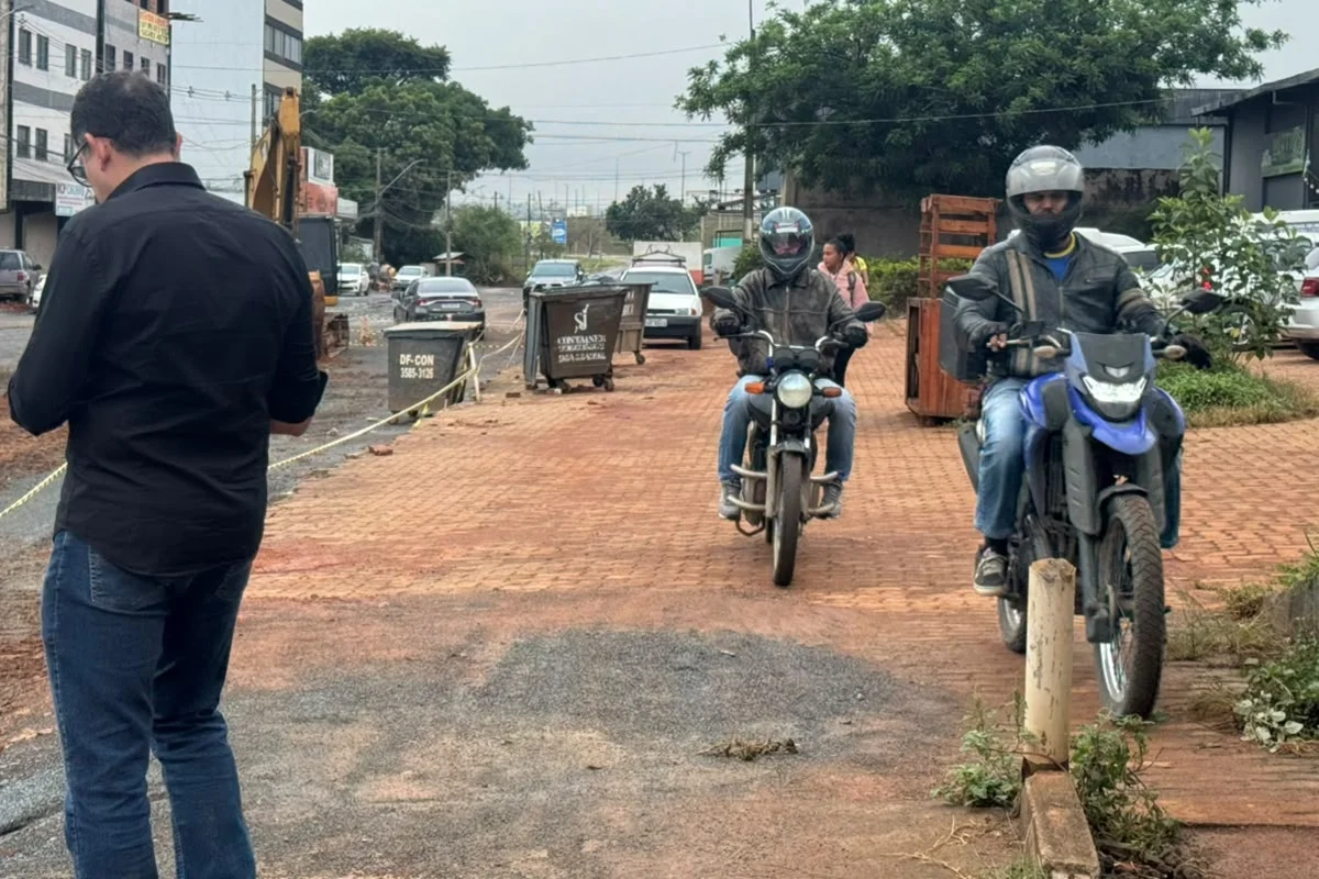 Motociclista desviam da obra pela calçada Motociclista desviam da obra pela calçada