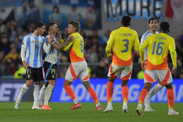 Imagem colorida do duelo entre Colômbia x Argentina