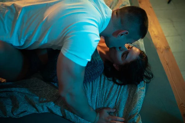 Casal deitado se beijando - Metrópoles