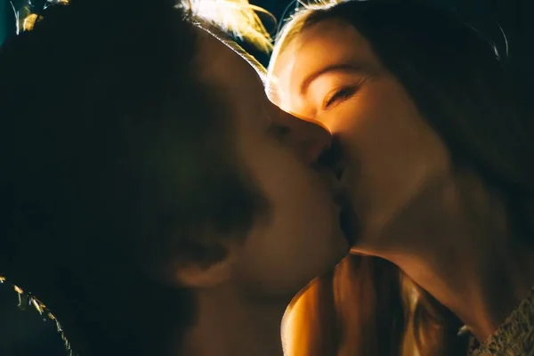 Foto colorida em close de casal se beijando - Metrópoles