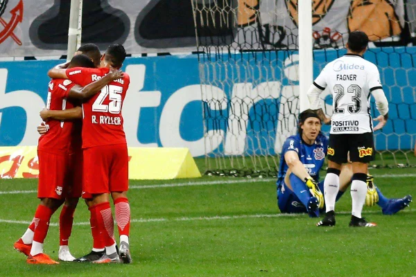 Bragantino vence o Corinthians