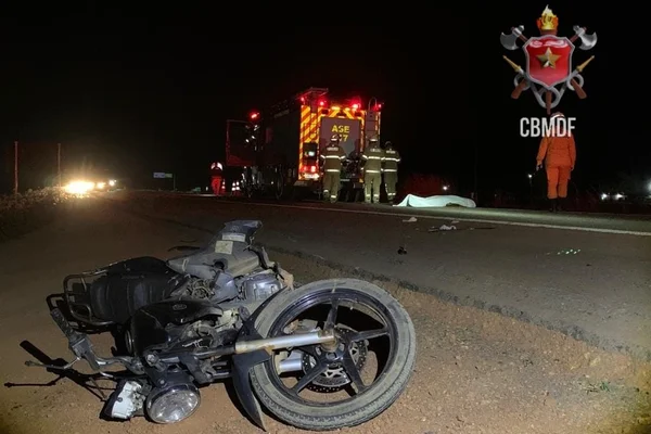 Moto caída em estrada