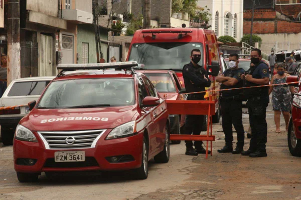 Desabamento de casas em Embu das Artes com vítimas - Movimentação dos Bombeiros nesta quarta-feira (30), que trabalham na região onde duas casas desabaram devido às fortes chuvas que caíram em Embu das Artes (SP), nesta terça-feira (29). Quatro pessoas da mesma família morreram no local