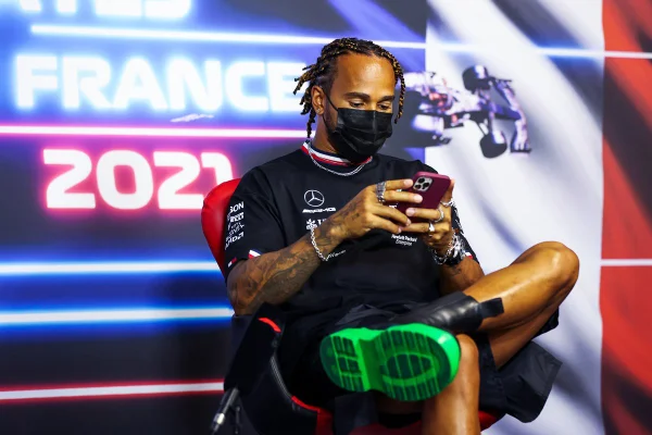 Lewis Hamilton bom botas pretaa