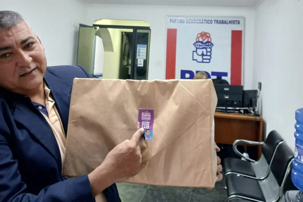 Candidato do PDT com material eleitoral - Metrópoles