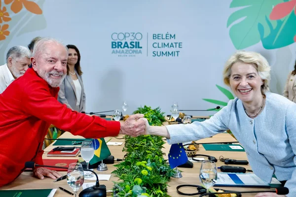 O presidente Luiz Inácio Lula da Silva (PT) com a presidente da Comissão Europeia, Ursula von der Leyen.