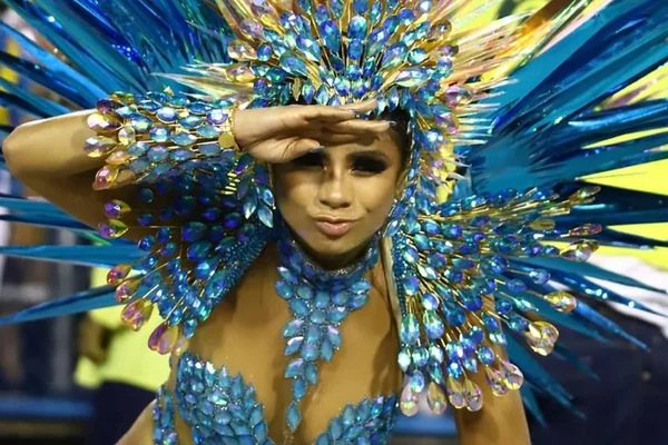 Lexa mostra machucados após desfile no Rio de Janeiro