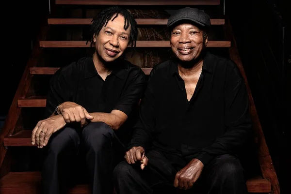 Djavan e Milton nascimento, ambos vestindo preto - Metrópoles
