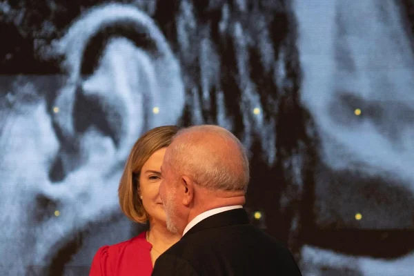Imagem colorida de Lula e Gleisi - Metrópoles