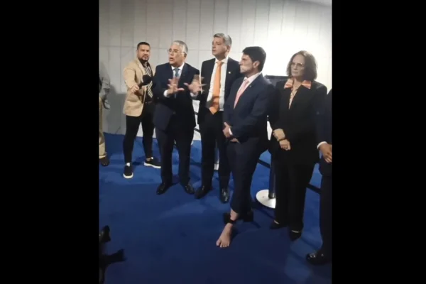 Foto colorida mostra senador Marcos do Val mostrando tornozeleira eletrônica ao lado de oturos políticos - Metrópoles