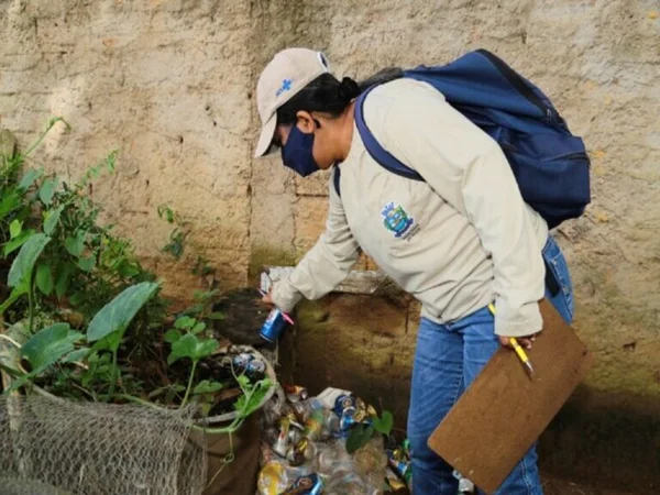 Foto colorida mostra agente de saúde em ação de combate ao mosquito da dengue em Aparecida de Goiânia (GO) - Metrópoles
