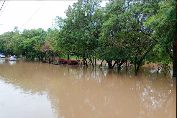 Chuvas em SP: moradores ilhados e 2 desaparecidos arrastados por enxurrada