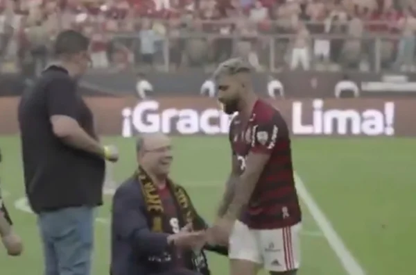 Witzel se ajoelha após vitória do Flamengo e Gabigol ignora. Veja